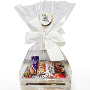 Caja de madera con chocolates y snacks