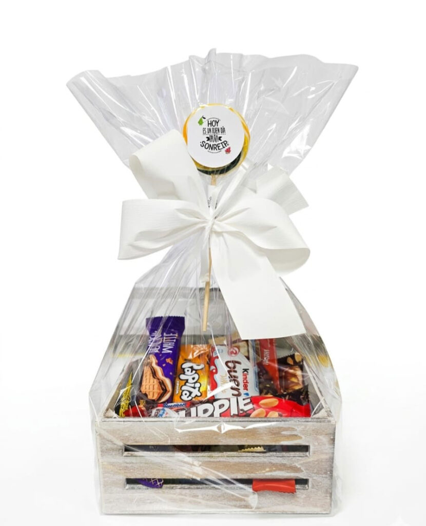 Caja de madera con chocolates y snacks
