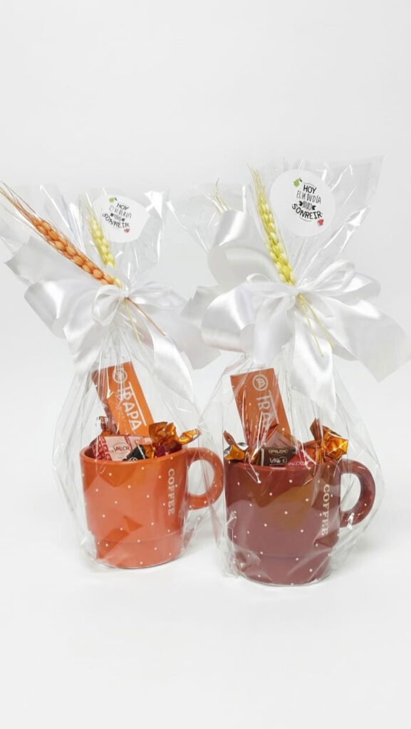 Tazas de cerámica con bombones
